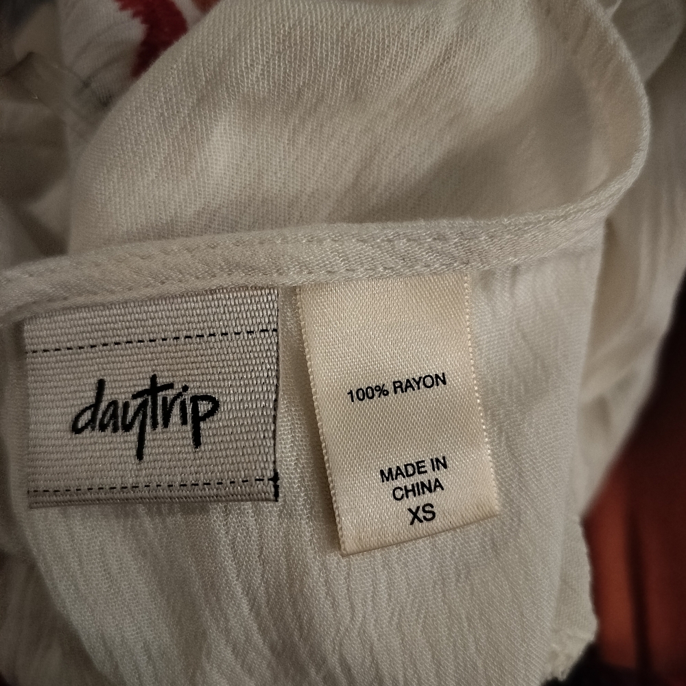 Daytrip Cream Blouse with Red and Blue Floral Embroidery - Picture 4 of 5